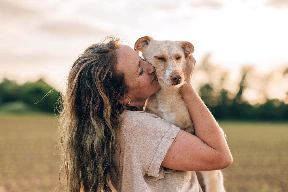 Frau mit Hund im Arm